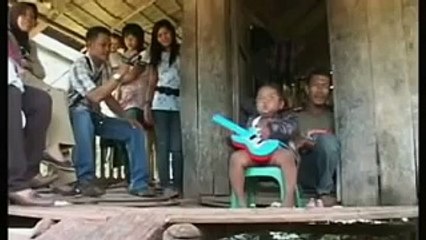 বয়স মাত্র ২। কিন্তু সিগারেট খাচ্ছে অহরহ। মাঝেমাঝে দুধের ফিডারও হাতে দেখা যায়।_