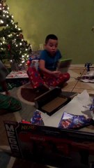 Un enfant reçoit le mauvais jeu pour Noël