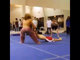 El tipico juego de estos hombres en un GYM tirando de otro para saltar