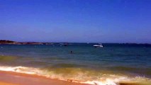 Lancha passa perto de banhistas na praia de Itapoã