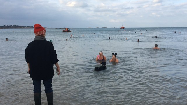 Foule mouillée pour le dernier bain de l'année !