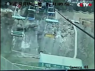 Crazy guy jump in the Tigers' cage in a zoo in china