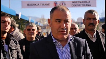 Dy tregje ambulante. Tiranë, bashkia grumbullon tregtarët