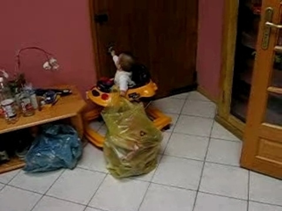Baptiste et les poubelles juillet 2006