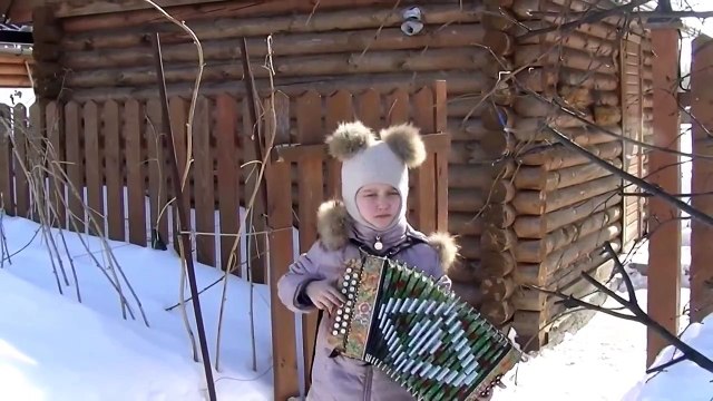 посмотрите как в восемь лет девочка играет на гармони