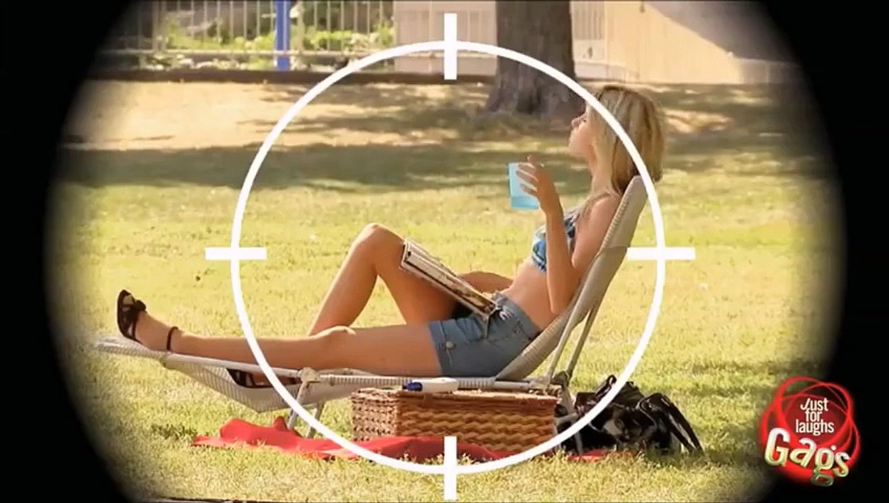 Spying on a girl with binoculars (fun funny fail humour joke sexy girl drôle girl)