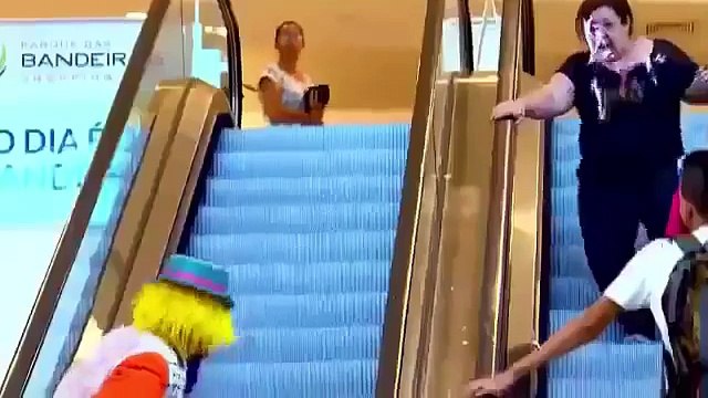 Погоня за клоуном на эскалаторе. ( Мега РЖАЧ, СУПЕР ПРИКОЛ, СМОТРЕТЬ ВСЕМ!!!)
