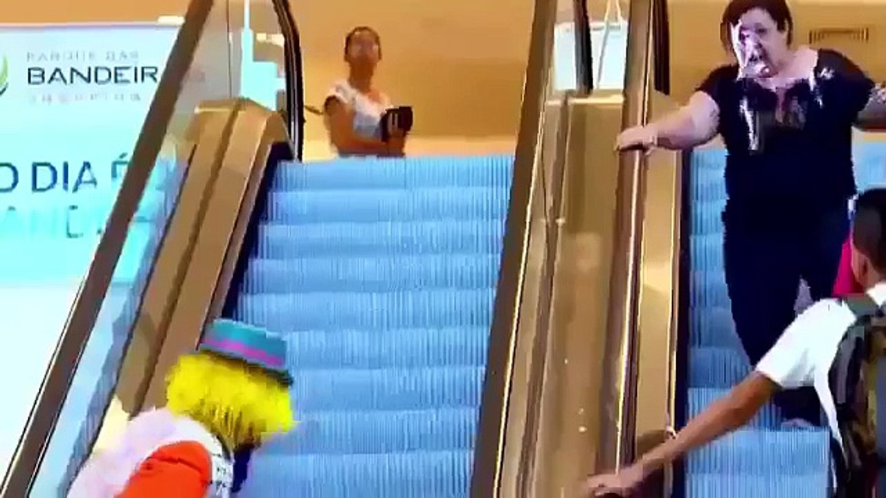 Погоня за клоуном на эскалаторе. ( Мега РЖАЧ, СУПЕР ПРИКОЛ, СМОТРЕТЬ ВСЕМ!!!)
