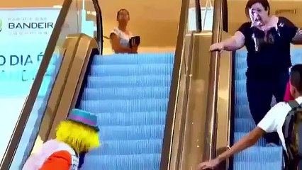 Погоня за клоуном на эскалаторе. ( Мега РЖАЧ, СУПЕР ПРИКОЛ, СМОТРЕТЬ ВСЕМ!!!)