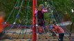 Les garçons Et les Filles, les Enfants les Enfants sur une Corde Escaliers Enfants à laire de Jeux des Enfants sont en cours dExécution Clim
