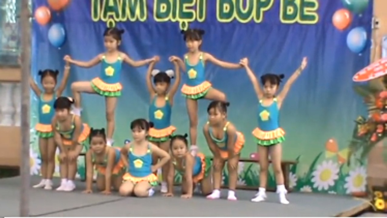 Bé yêu biển lắm - Biển to quá, bé chẳng dám tắm đâu