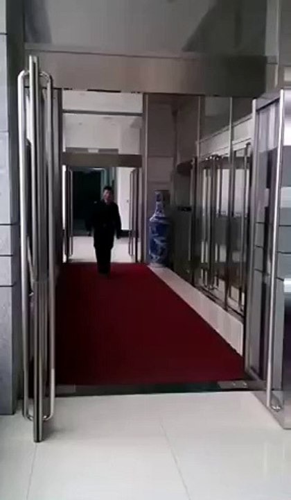 Напугали охранника)))
