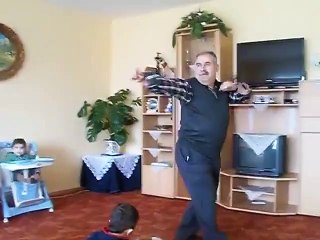 Дед отжигает под транс