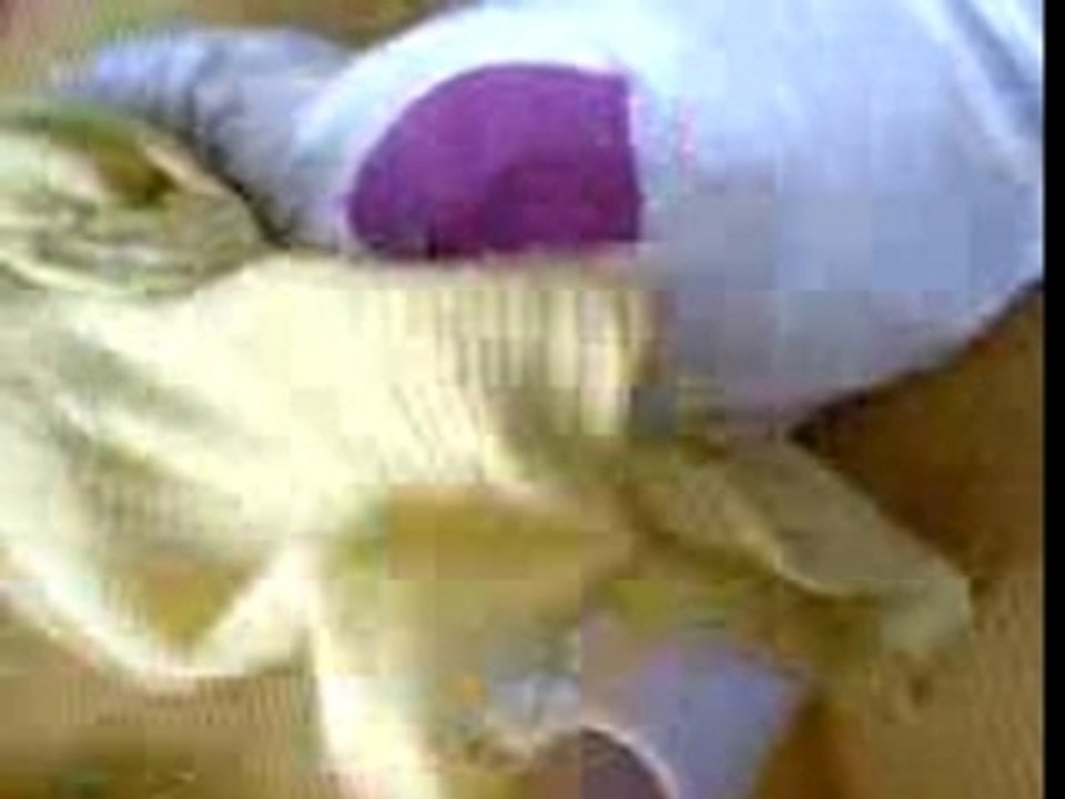 jaya a brincar com a fralda