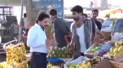 -پھل فروش کی حاضرجوابی دیکھیں اور مسکرائیں، کبھی...