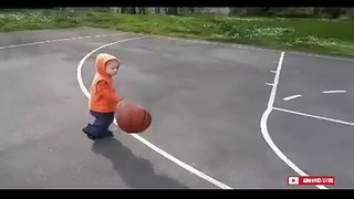 video drole un petit garcon joue basketball