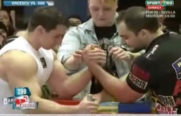 Bras de fer entre un spécialiste et un bodybuildeur professionnel