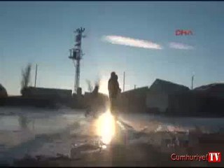 Çocukların buzda kızak keyfi