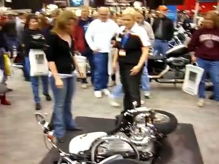 Technique pour soulever une moto tombée au sol sans se casser le dos