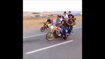 A 10 sur une moto ils s'amusent à faire des roues! Dingue