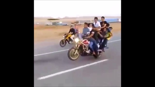 A 10 sur une moto ils s'amusent à faire des roues! Dingue