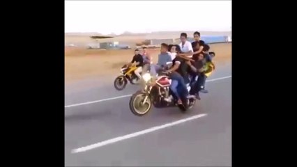 A 10 sur une moto ils s'amusent à faire des roues! Dingue