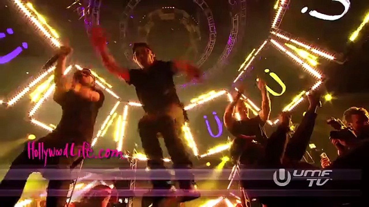 Justin Bieber Gropes Ariana Grande In Concert