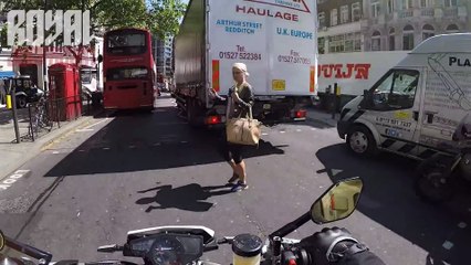 Des piétons qui traversent au mauvais moment. Dur d'etre motard!