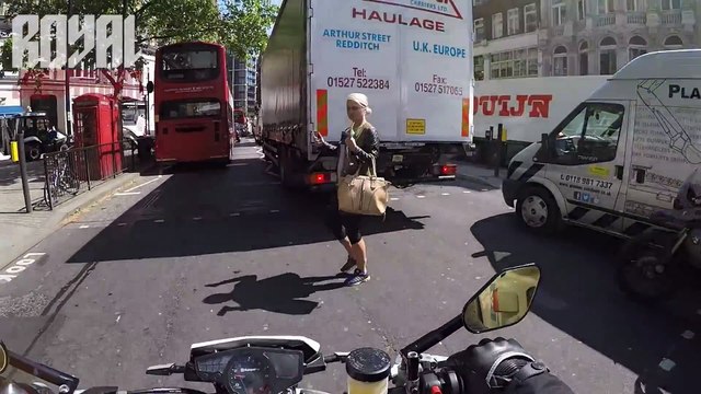 Des piétons qui traversent au mauvais moment. Dur d'etre motard!