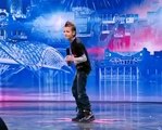 طفل يغني ويرقص ويؤدي بيت بوكس برنامج المواهب الجورجي