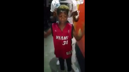 This kid has a 180° flexible Neck!! Like the Exorcist!