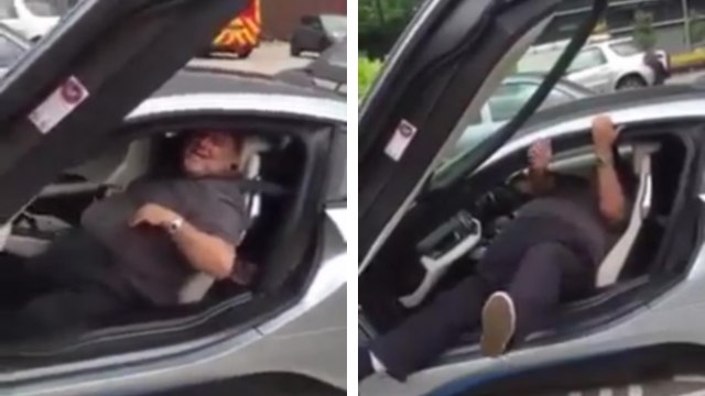 Un homme en surpoids n'arrive pas à sortir de sa BMW i8