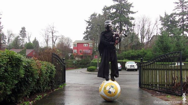 Un fan de Star Wars déguisé en Kylo Ren debout sur le drone BB-8 qui joue de la cornemuse qui crache des flammes... Oui oui