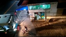 Vândalos depredam ônibus e entrnam em confronto com a polícia em São Pedro