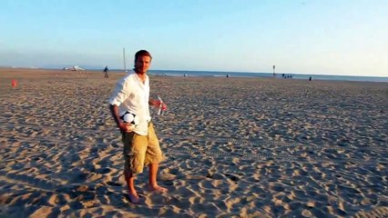 Unbelievable! David Beckham 3 balls into a trash!