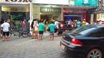 Vídeo mostra carro que invadiu loja sendo retirado em Baixo Guandu, no Noroeste do Espírito Santon