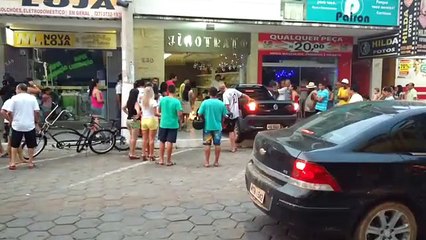 Télécharger la video: Vídeo mostra carro que invadiu loja sendo retirado em Baixo Guandu, no Noroeste do Espírito Santon