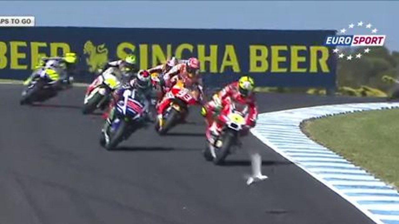 Un pilote de moto percute une mouette pendant une course