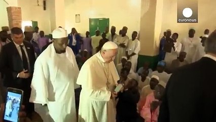 Papa Francis cami ziyaret etti, kardeşlik mesajı verdi