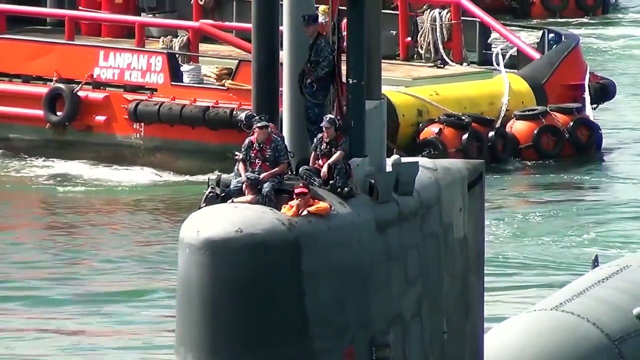 Watch The Difficult Task of Mooring a Cruise Missile Submarine - USS Ohio