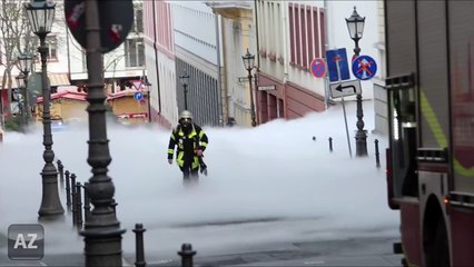 Un camion-citerne déverse tout son chargement de dioxyde de carbone en pleine ville