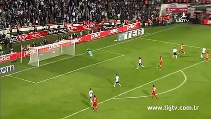 Aydın Yılmaz Quaresma'yı sırtlıyor.