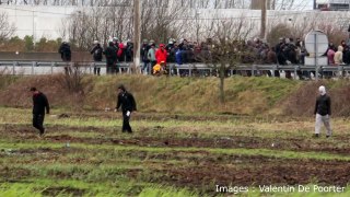 (2) Des migrants envahissent une autoroute à Calais.