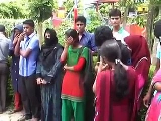 বাবা মাকে ফাকি দিয়ে লুকিয়ে পার্কে প্রেম করায় শাস্তি দিল পুলিশ।