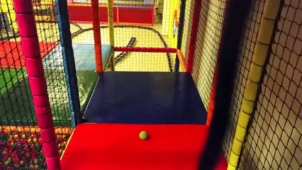 Arc-en-ciel curseur à lintérieur de laire de jeux pour les enfants