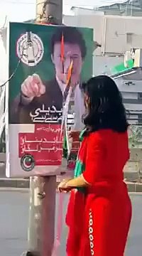 OMG whats This girls doing with Imran Khan