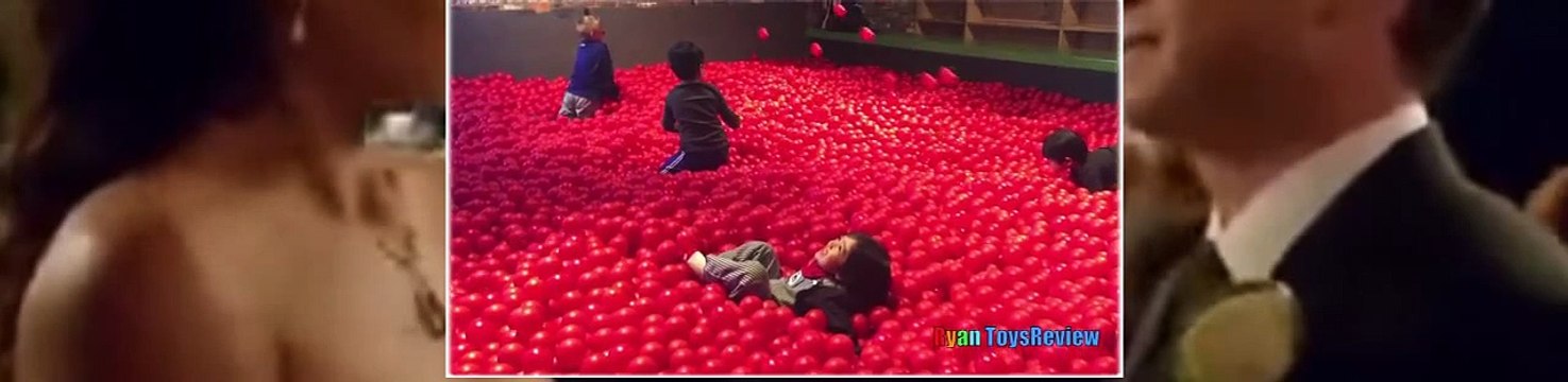 Lintérieur de laire de jeux de la famille lieu de plaisir pour les enfants BALLON GÉANT de la FOSSE de la salle de jeux avec des boules Enfants p