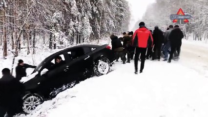 Взаимопомощь на дороге, парни вообще красавцы