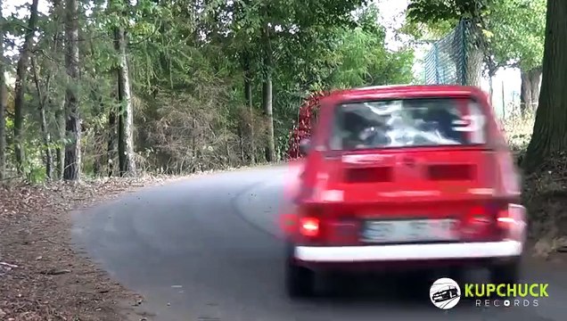 Il roule comme un dingue dans sa Fiat 126 ! Quelle délire !