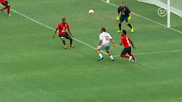 Zé Roberto humilha Edmundo e Renato Gaúcho com belos chapéus